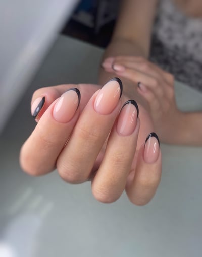 french nero unghie a mandorla